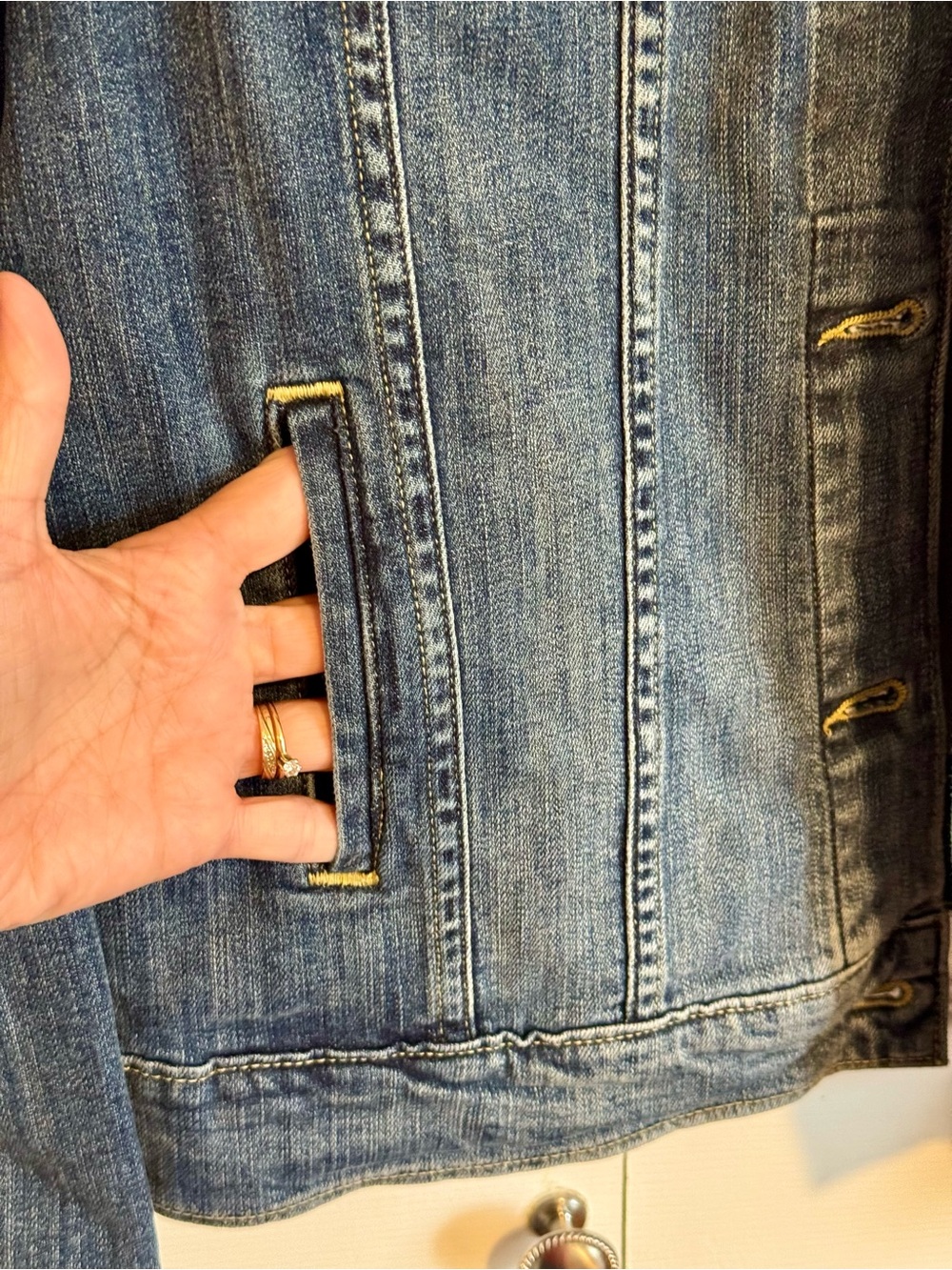 Levi's Denim Trucker Jacket - Size Medium - Picture 4 of 9